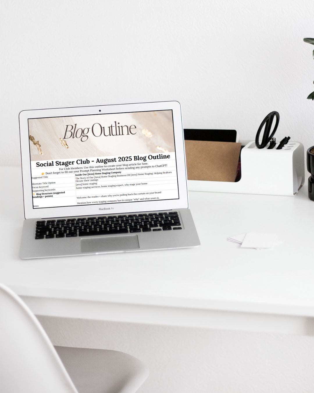 computer showing a blog outline from the social stager club